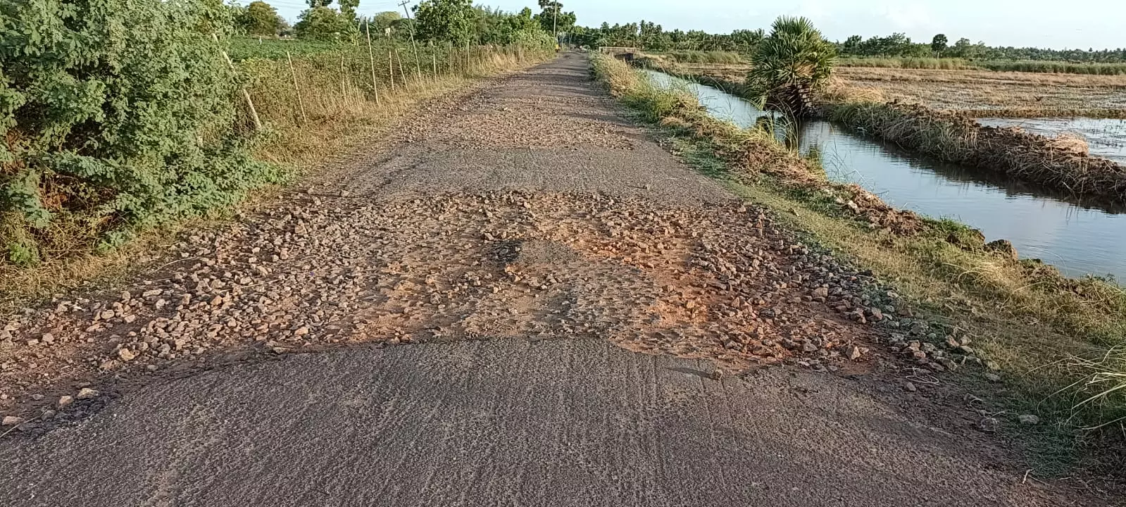 குண்டும்,குழியுமான சாலை