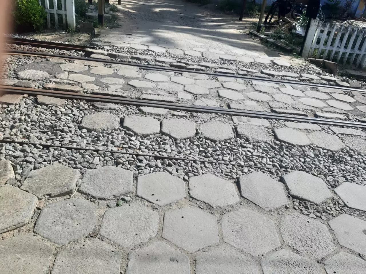 சேதமடைந்த சிமெண்டு கற்கள்