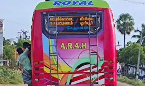 பஸ்சில் ஆபத்தான பயணம்