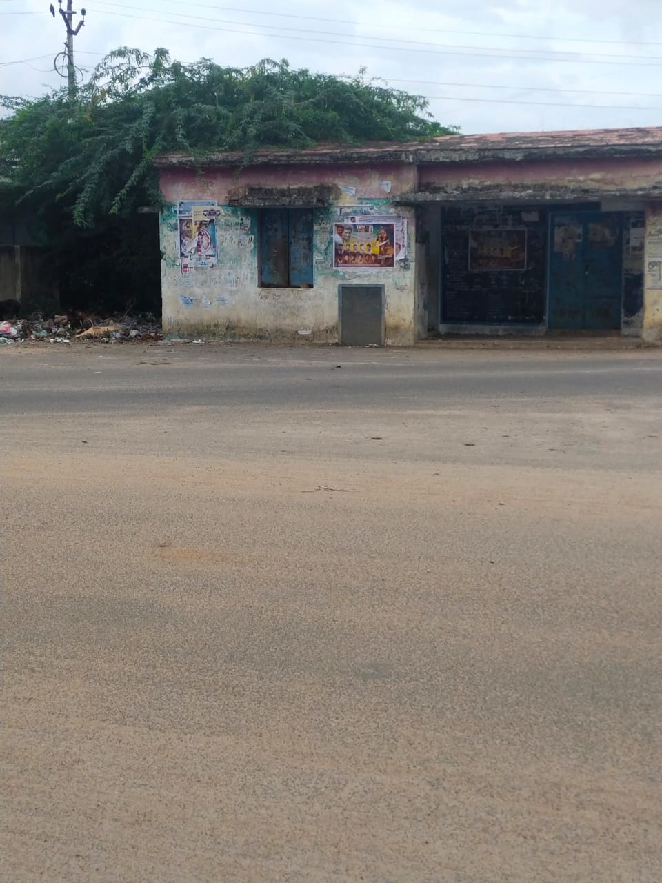 பாழடைந்த ரேஷன் கடை கட்டிடம் பாழடைந்த ரேஷன் கடை கட்டிடம்