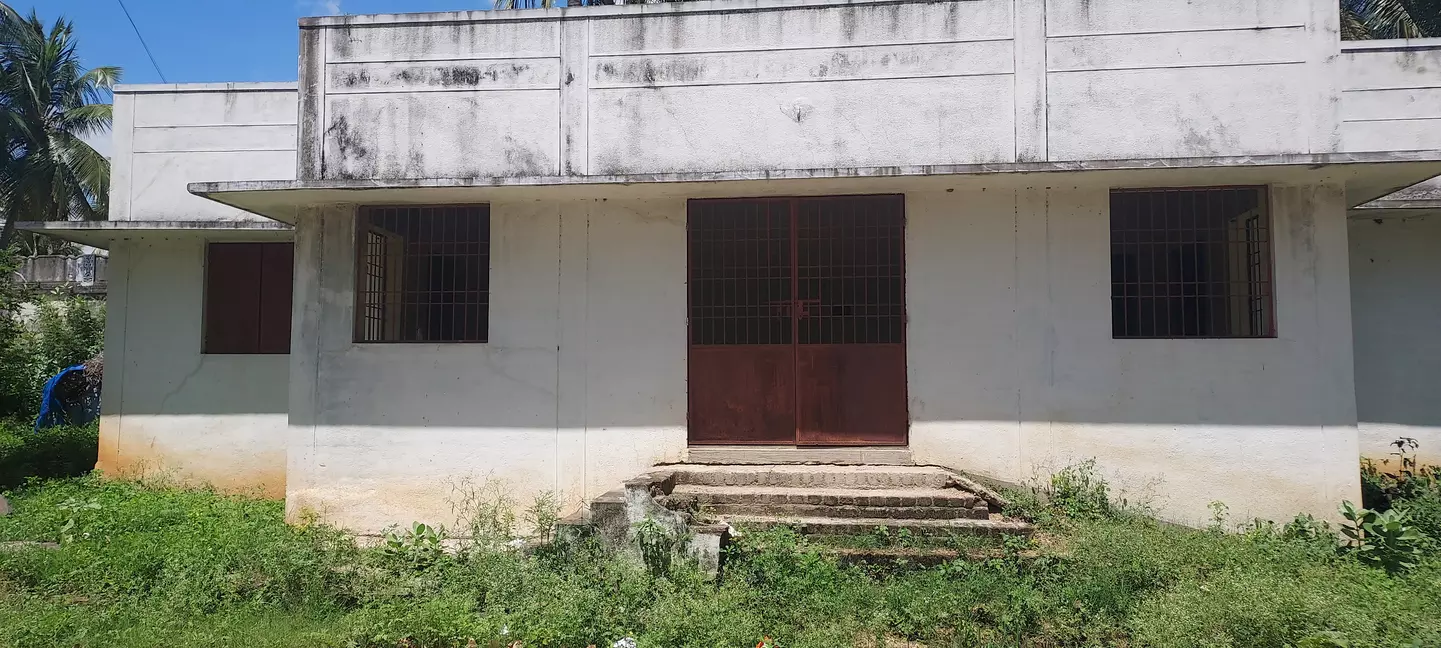 திறப்பு விழாவுக்கு முன் சேதமான சேவை மைய கட்டிடம் திறப்பு விழாவுக்கு முன் சேதமான சேவை மைய கட்டிடம்