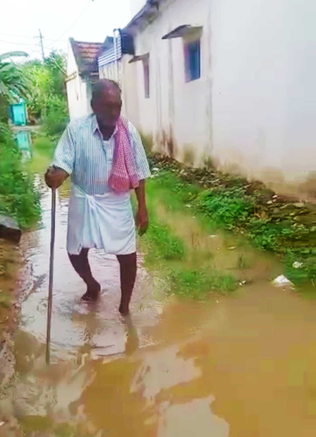 புதுப்பிக்கப்படாத சாலை புதுப்பிக்கப்படாத சாலை