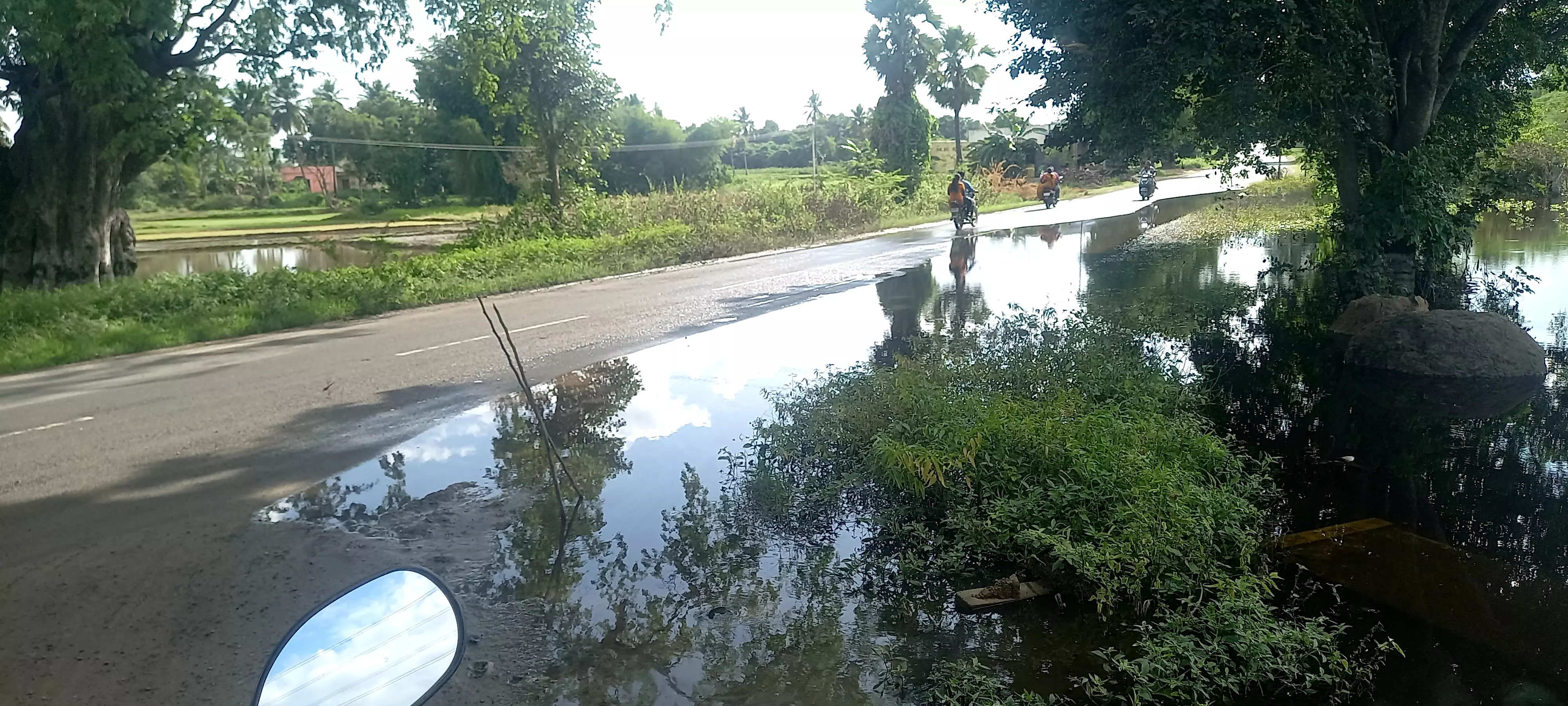 சாலையில் குளம்போல் தங்கிய தண்ணீர்