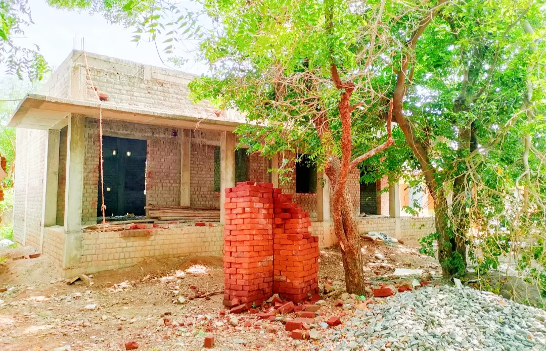 பாதியில் நிற்கும் பள்ளி கட்டிடப்பணிகள்