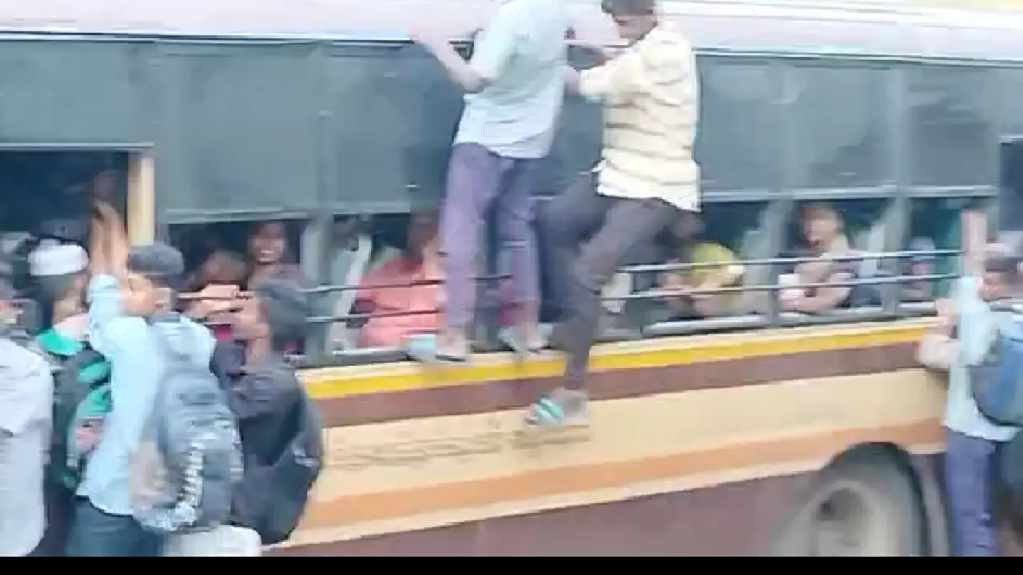 ஆபத்தான பயணம் செய்யும் மாணவர்கள் ஆபத்தான பயணம் செய்யும் மாணவர்கள்