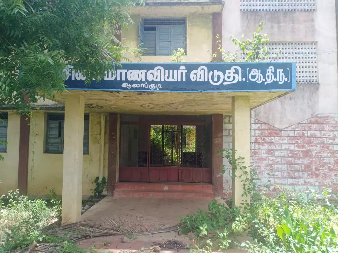 காடுபோல் காட்சி அளிக்கும் மாணவியர் விடுதி காடுபோல் காட்சி அளிக்கும் மாணவியர் விடுதி