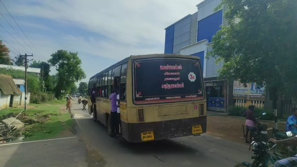 பஸ் படிக்கட்டில் பயணம் செய்யும் மாணவர்கள்