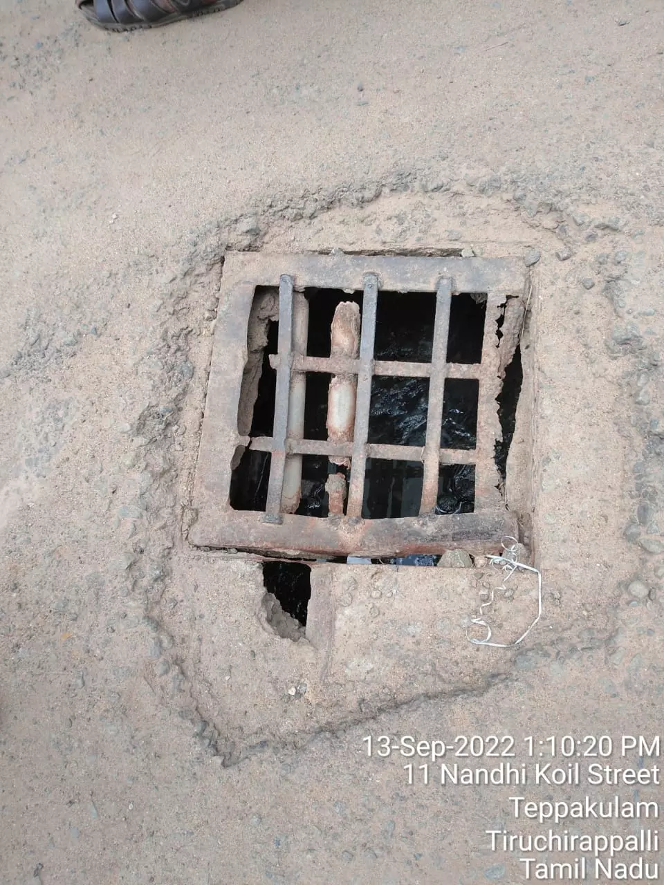 ஆபத்தான சாக்கடை மூடி ஆபத்தான சாக்கடை மூடி