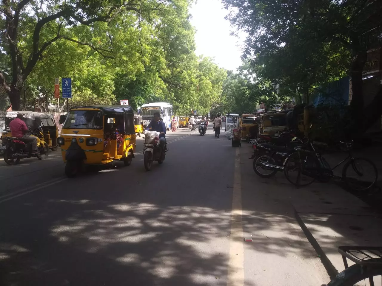 அணிவகுத்து நிற்கும் வாகனஙகள்