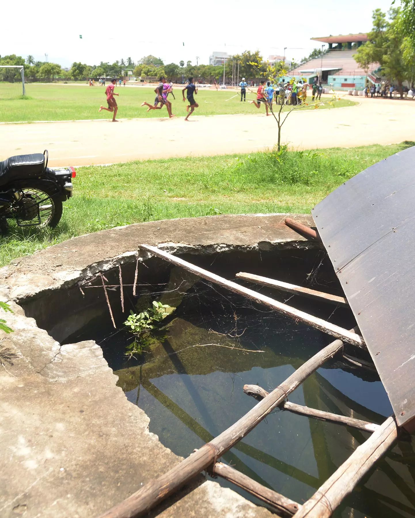 அபாய தண்ணீர் தொட்டி அபாய தண்ணீர் தொட்டி
