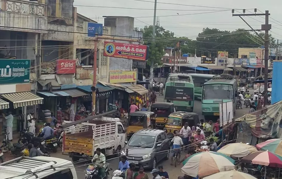 மின்கம்பங்களால் போக்குவரத்து நெரிசல்