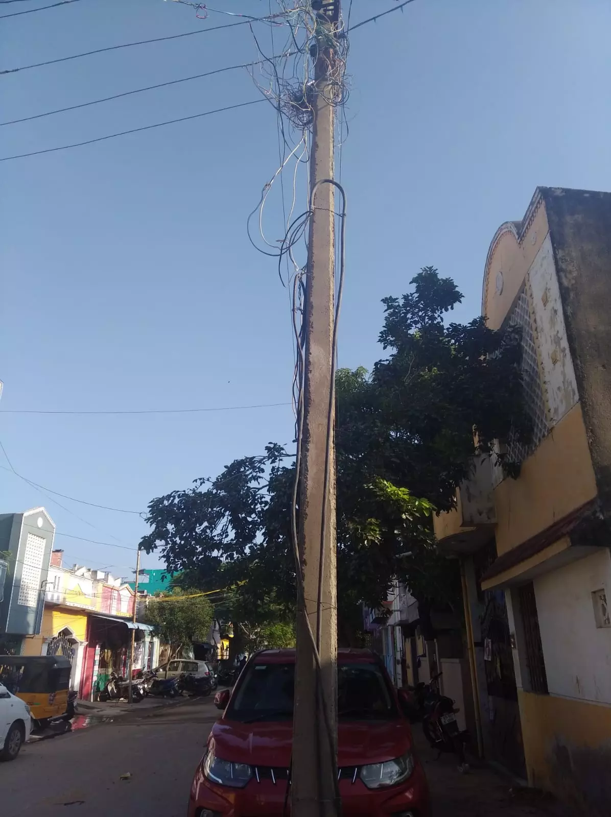 நிமிர்ந்து நிற்கும் மின்கம்பம் நிமிர்ந்து நிற்கும் மின்கம்பம்