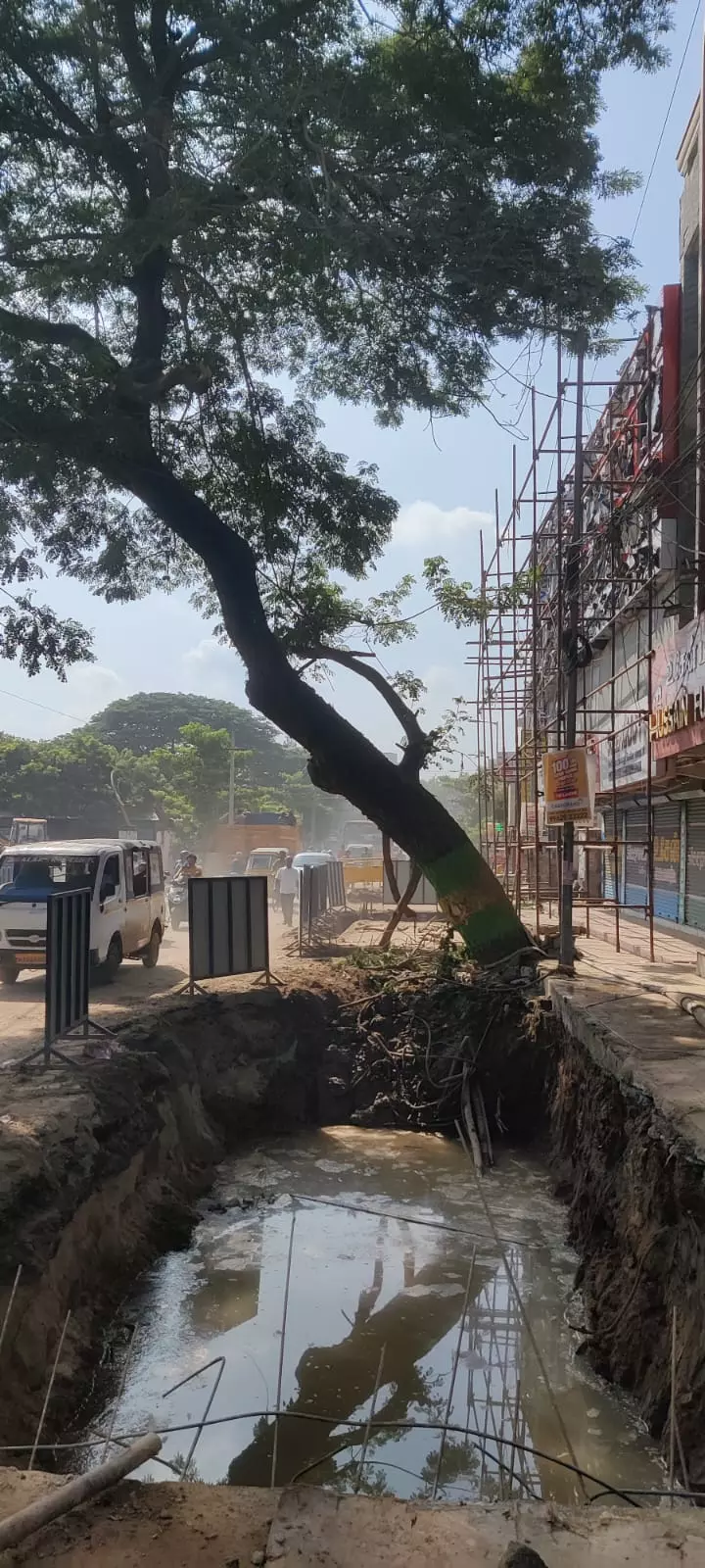 சாலையில் இடையூறு