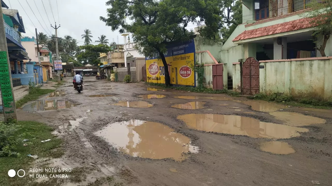 குண்டும், குழியுமான சாலை