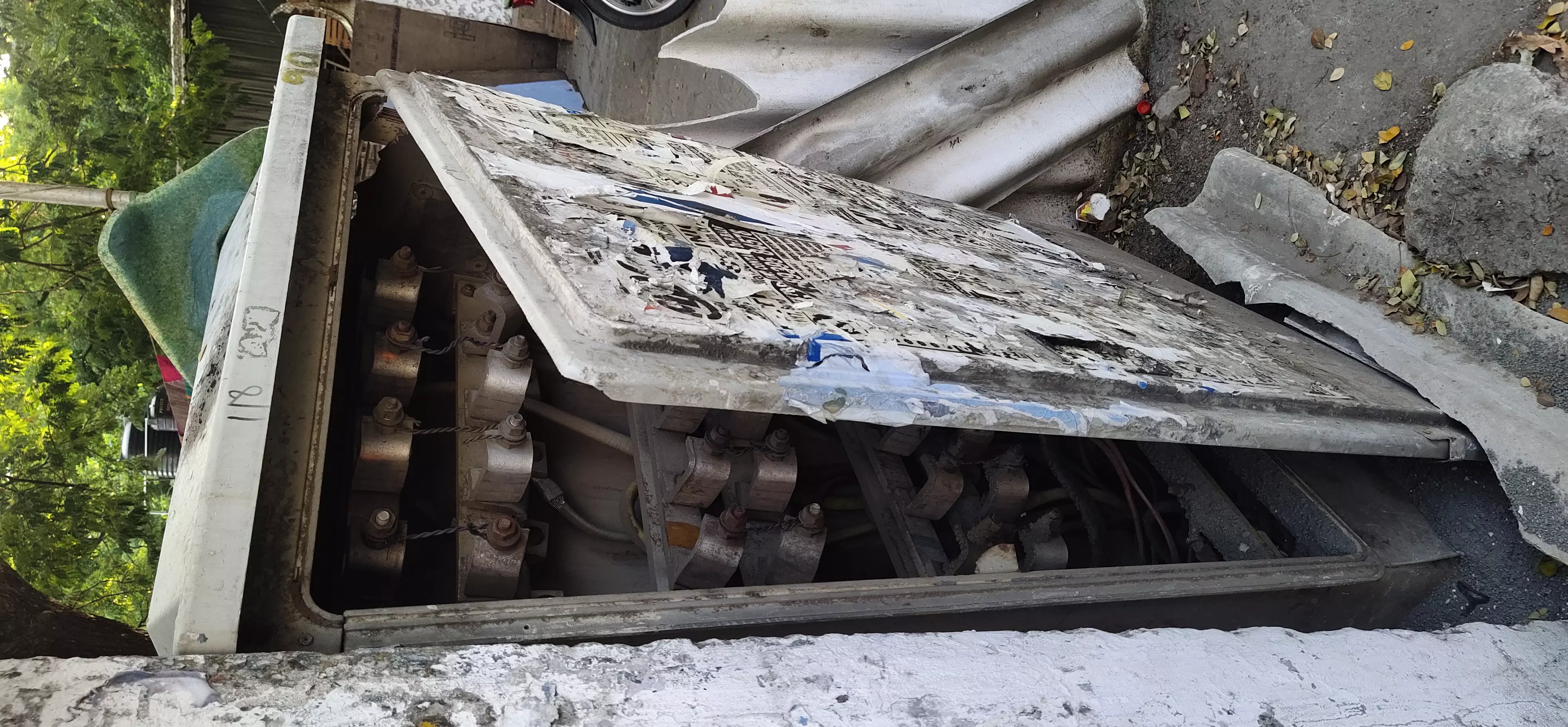 மோசமான நிலையில் மின் இணைப்பு பெட்டி மோசமான நிலையில் மின் இணைப்பு பெட்டி