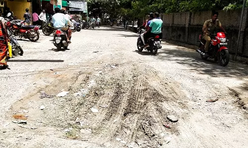 சாலையை சீரமைக்க வேண்டும் சாலையை சீரமைக்க வேண்டும்