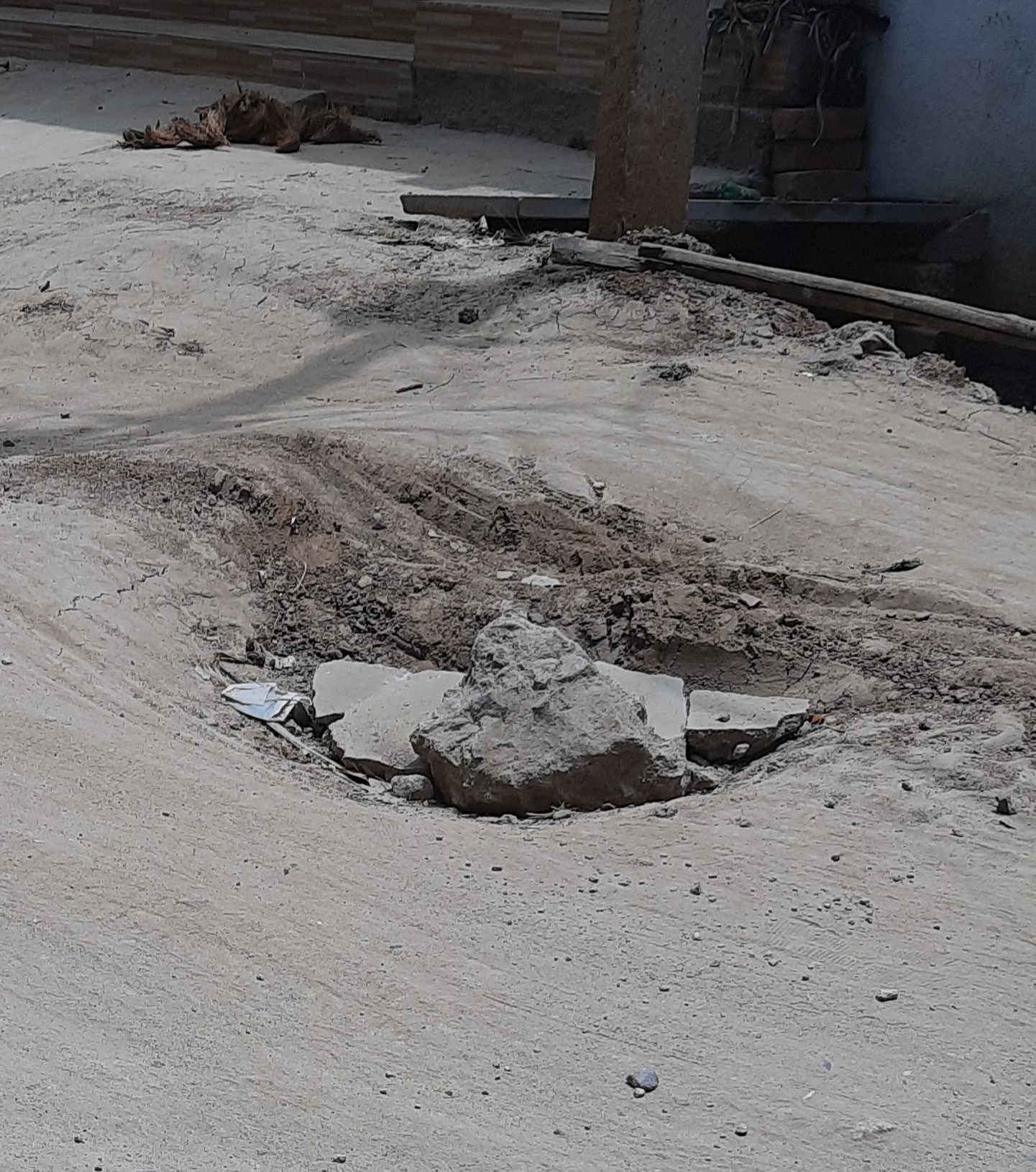 சாலை நடுவில் பள்ளம்