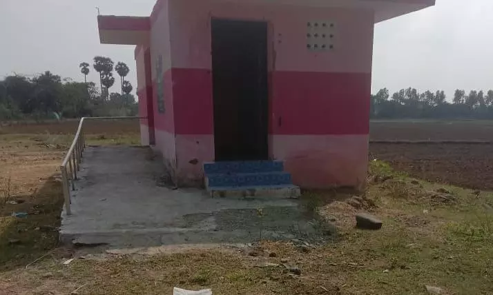 பயன்பாடு இல்லாத கழிப்பறை பயன்பாடு இல்லாத கழிப்பறை