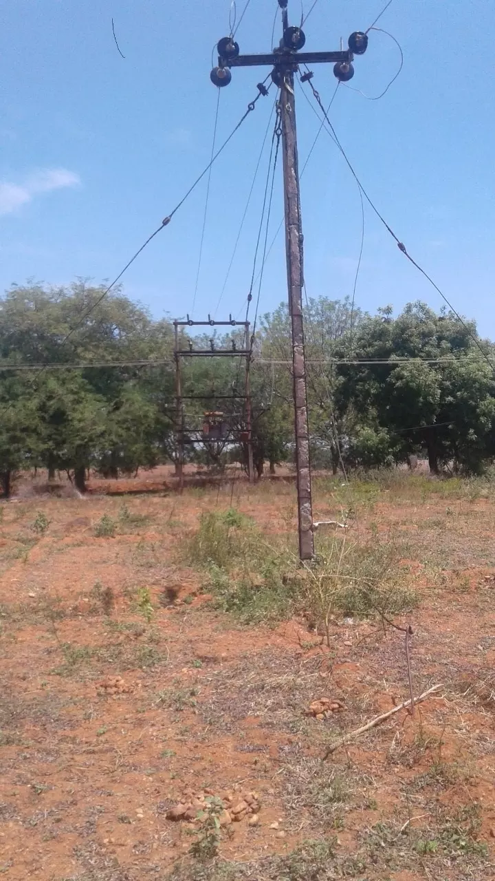 ஆபத்தான மின்கம்பம்