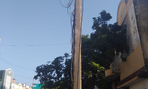 நிமிர்ந்து நிற்கும் மின்கம்பம்