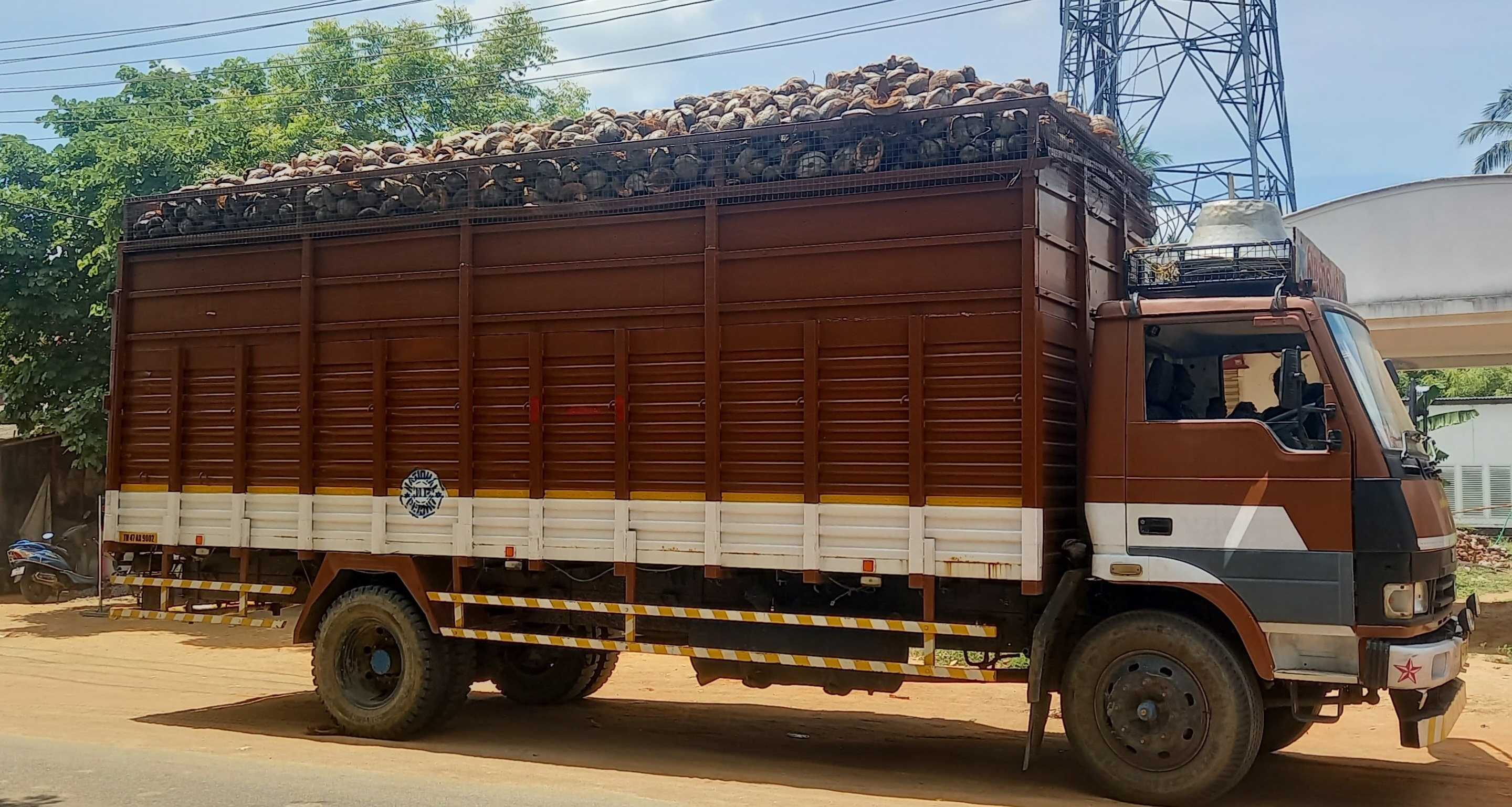 அதிக பாரம் ஏற்றி செல்லும் லாரிகளால் விபத்து அதிக பாரம் ஏற்றி செல்லும் லாரிகளால் விபத்து