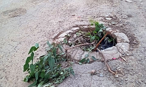 மூடி இன்றி கிடக்கும் சாக்கடை கால்வாய்