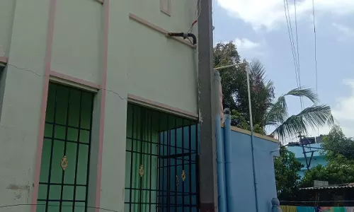 ஆபத்தான மின்கம்பம்