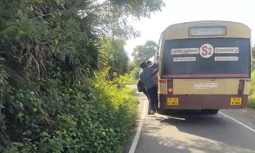 பஸ்சில் ஆபத்தான பயணம்