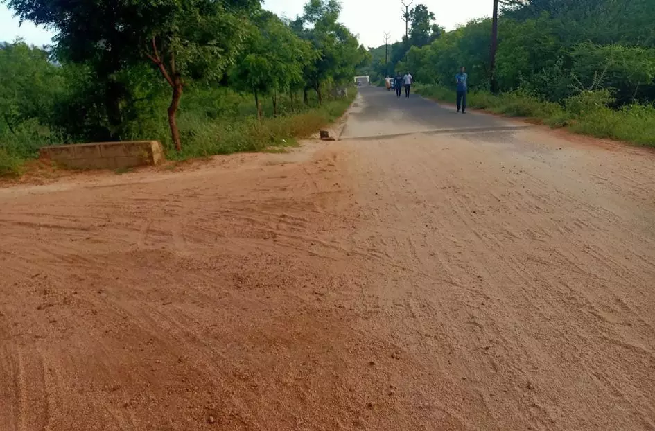 சாலையில் பரவி கிடக்கும் மண்