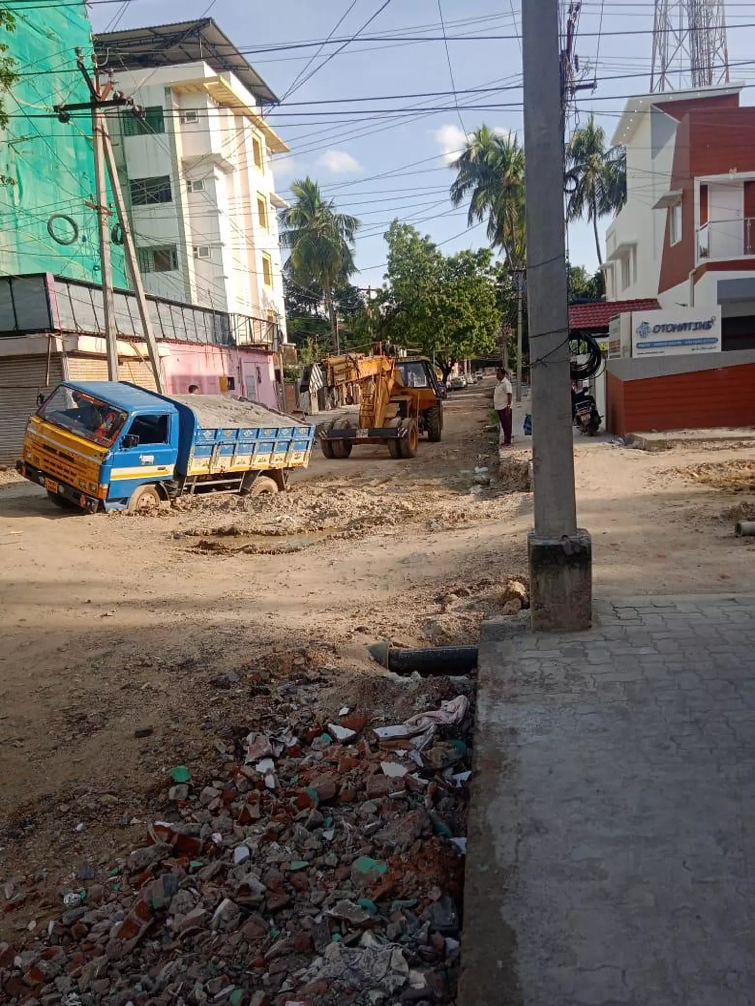 பள்ளத்தை மூடாததால் வாகனங்கள் சிக்கும் அவலம்