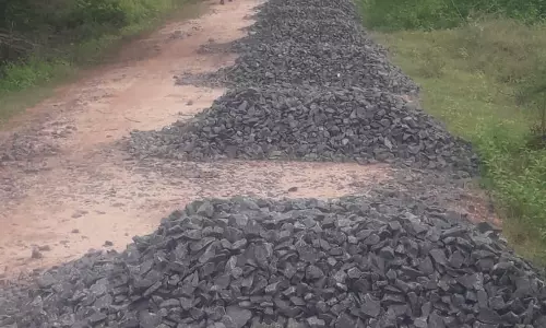 ஜல்லி கொட்டி நாளாச்சு சாலை அமைக்கலாமே?