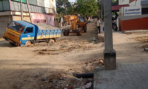 பள்ளத்தை மூடாததால் வாகனங்கள் சிக்கும் அவலம்