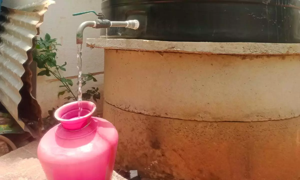 தொட்டியில் இருந்து தண்ணீர் வினியோகம்