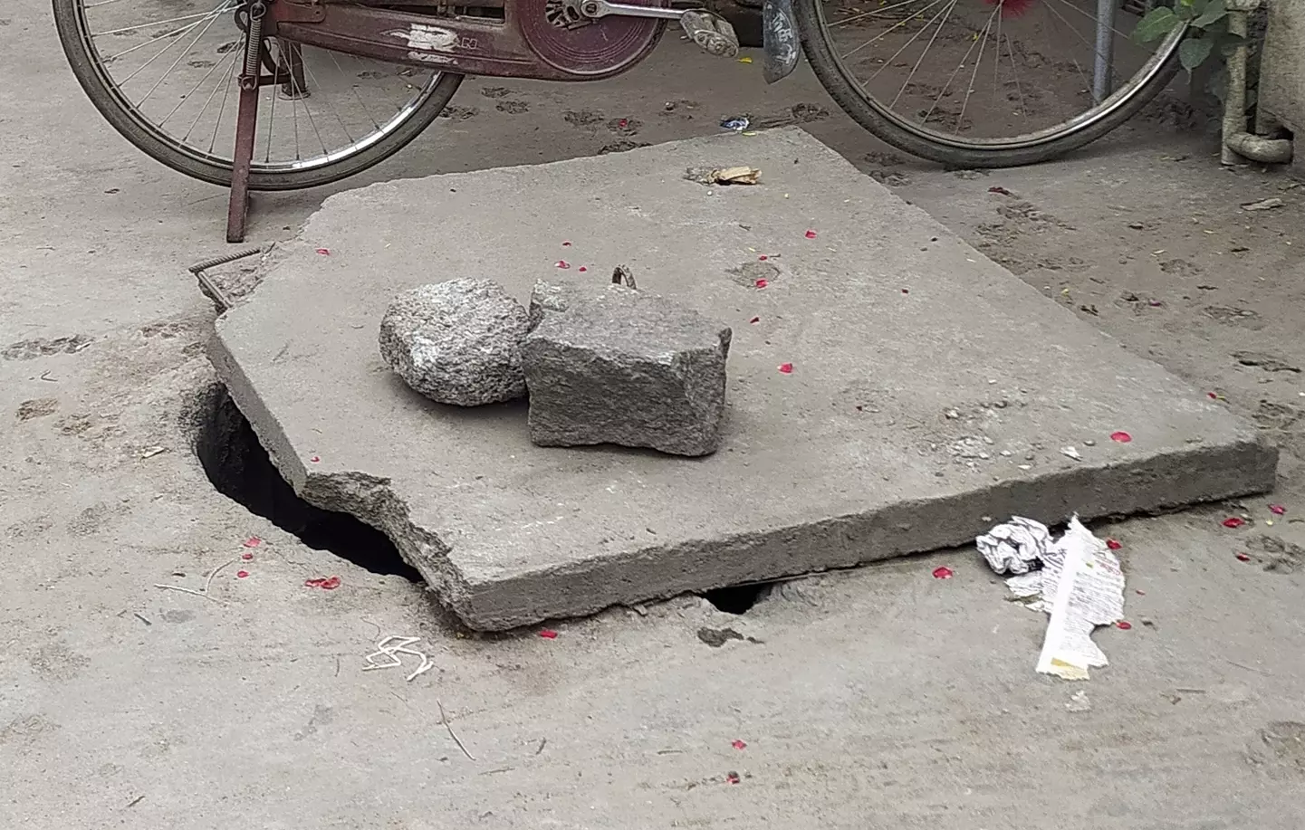 பாதாள சாக்கடை மூடி சீரமைக்கப்படுமா?