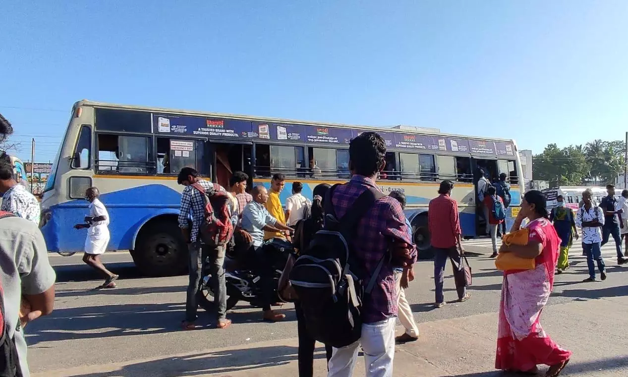 பஸ் நிலையத்திற்குள் வராத பஸ்கள் பஸ் நிலையத்திற்குள் வராத பஸ்கள்