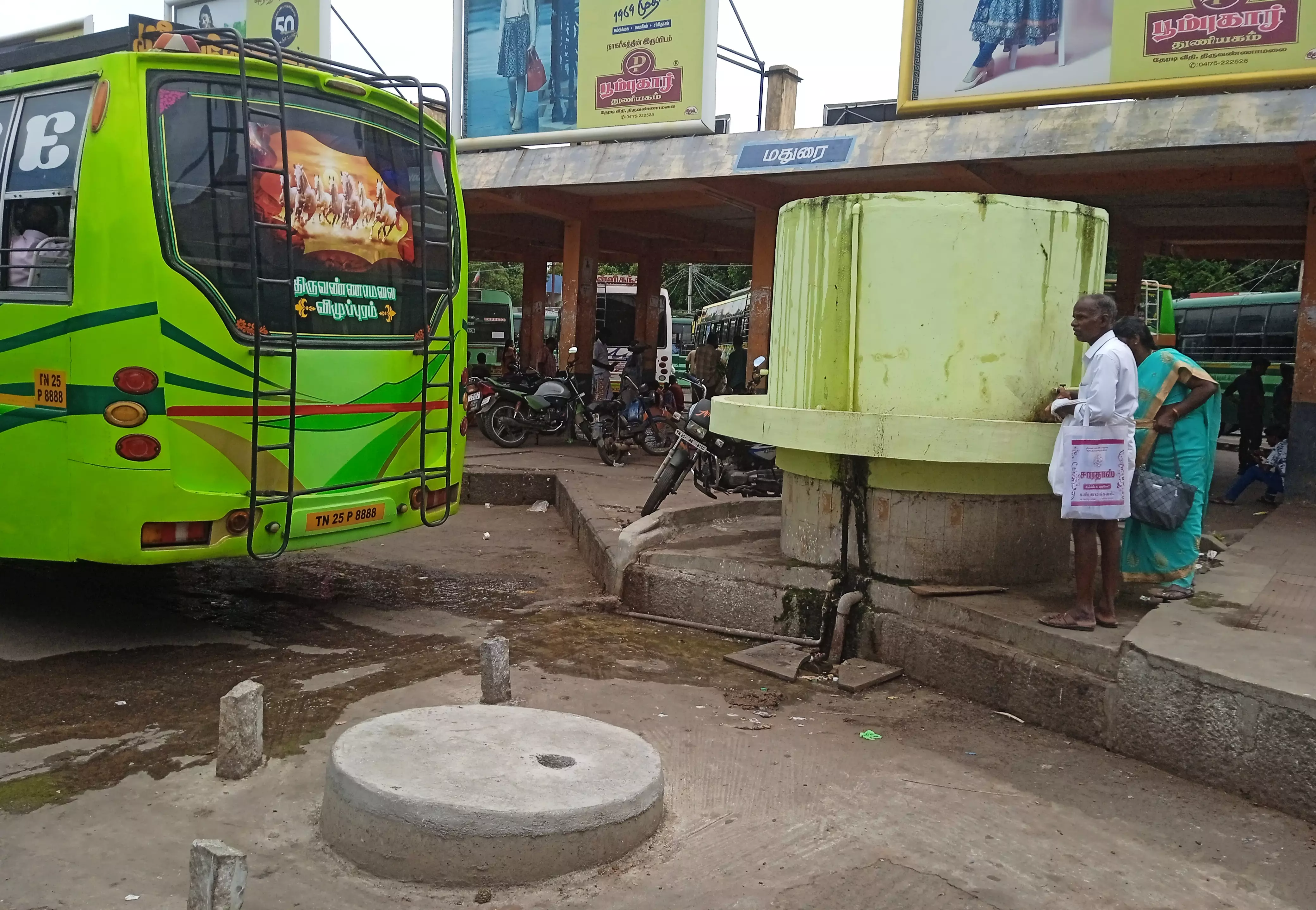 அசுத்தமாக காட்சியளிக்கும் குடிநீர் தொட்டி அசுத்தமாக காட்சியளிக்கும் குடிநீர் தொட்டி