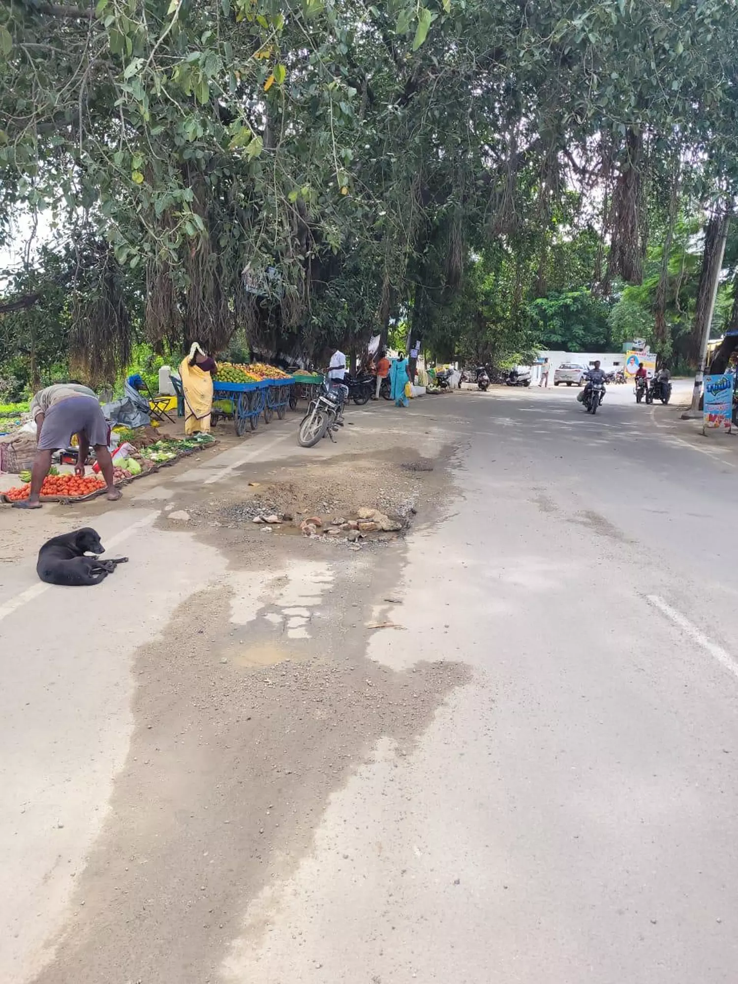 சாலையில் ஆபத்தான பள்ளம் சாலையில் ஆபத்தான பள்ளம்