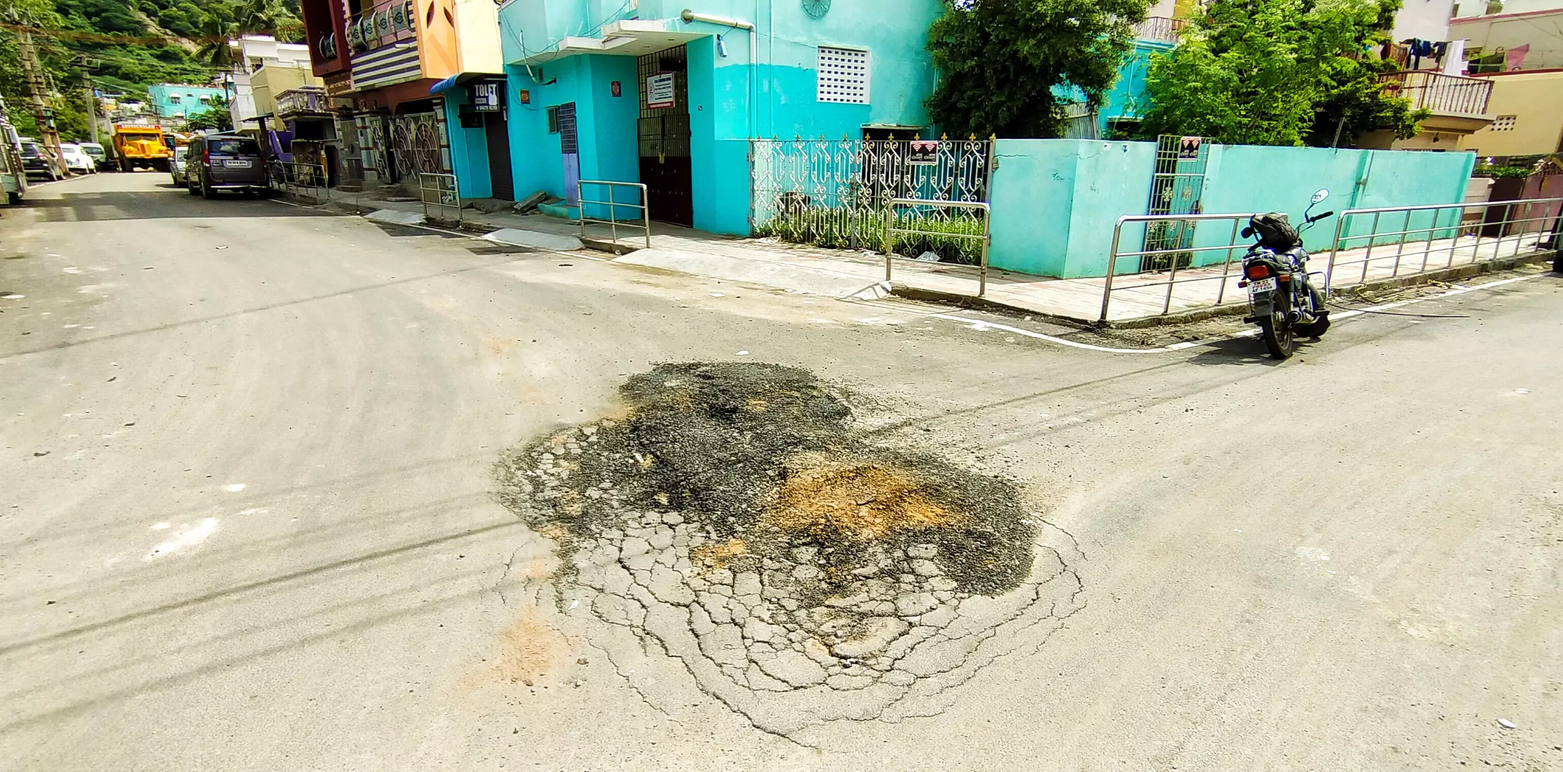 சாலையை சீரமைக்க வேண்டும் சாலையை சீரமைக்க வேண்டும்