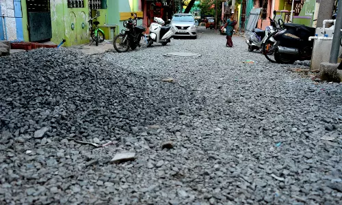 3 மாதம் ஆகியும் சாலை அமைக்கவில்லை 3 மாதம் ஆகியும் சாலை அமைக்கவில்லை