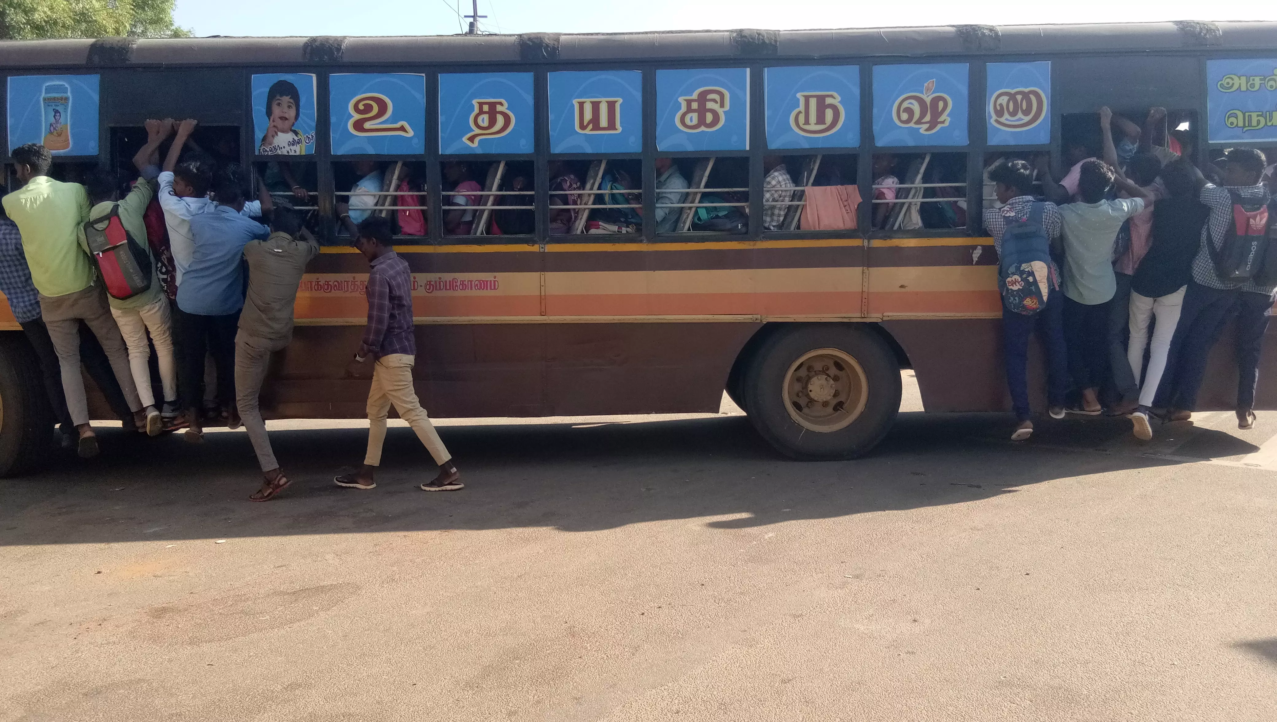 ஆபத்தான பயணம் செய்யும் மாணவர்கள் ஆபத்தான பயணம் செய்யும் மாணவர்கள்