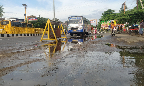 குழாய் உடைந்து வீணாகும் தண்ணீர்