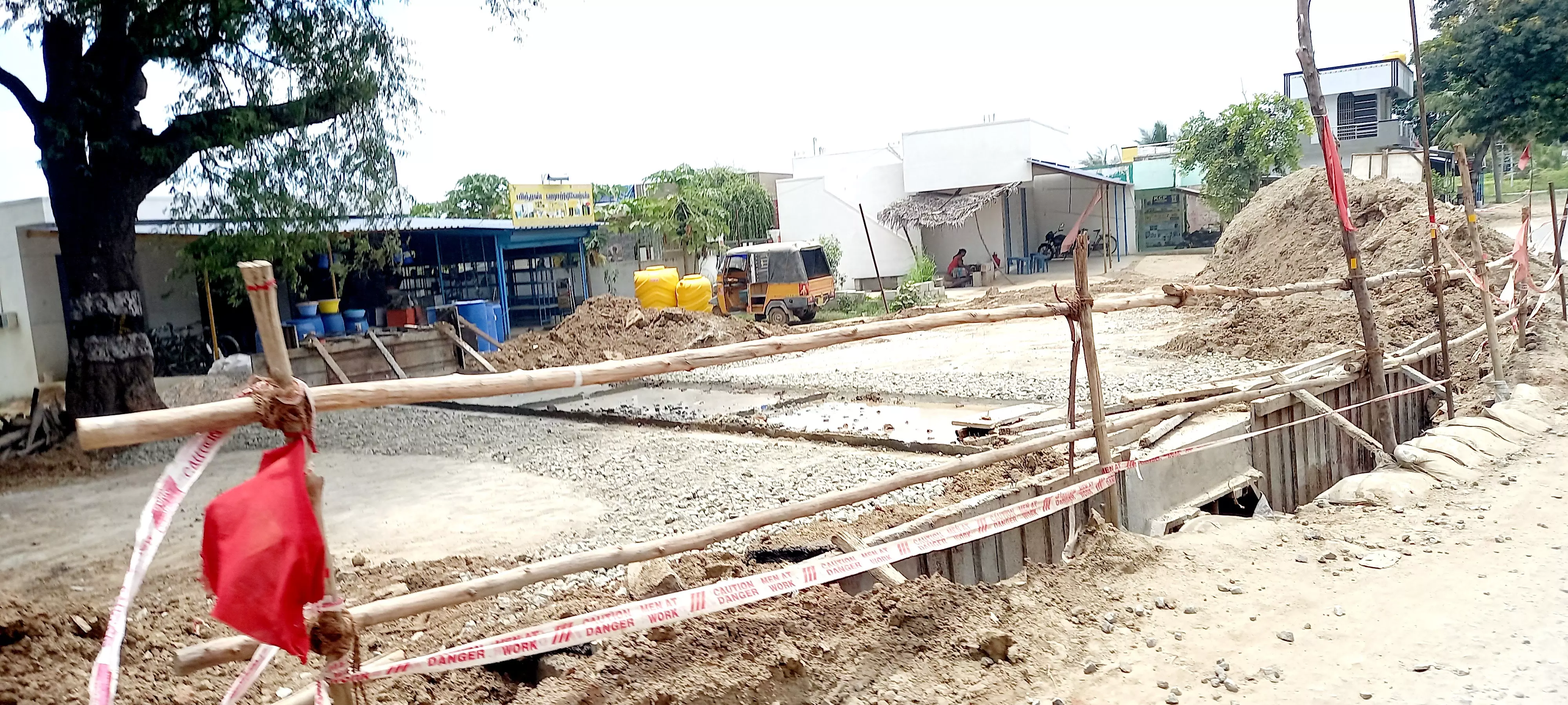 தரைப்பாலம் கட்டும் பணியை விரைந்து முடிக்க வேண்டும்