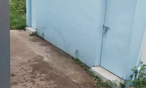 பூட்டிக்கிடக்கும் கழிவறைகள் பூட்டிக்கிடக்கும் கழிவறைகள்