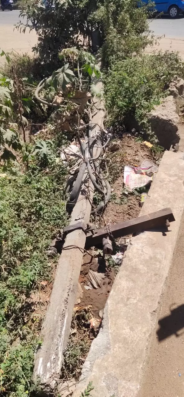 தரையில் விழுந்து கிடக்கும் மின்கம்பம்