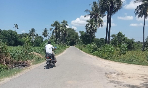 சாலையை அகலப்படுத்த வேண்டும்