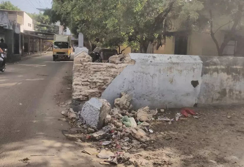 போலீஸ் நிலைய சுற்றுச்சுவர் சீரமைக்கப்படுமா?