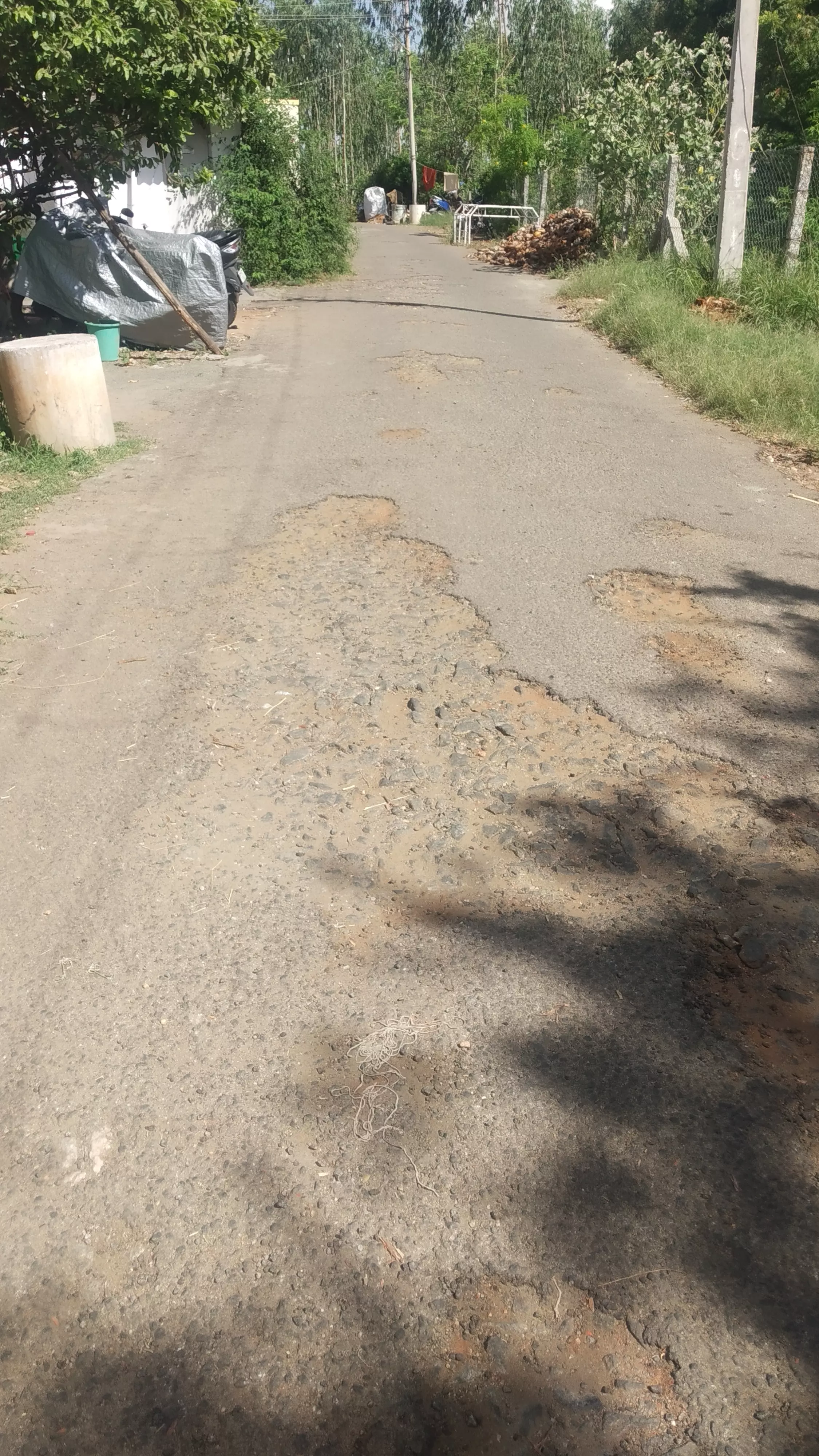 குண்டும், குழியுமான தார்சாலை