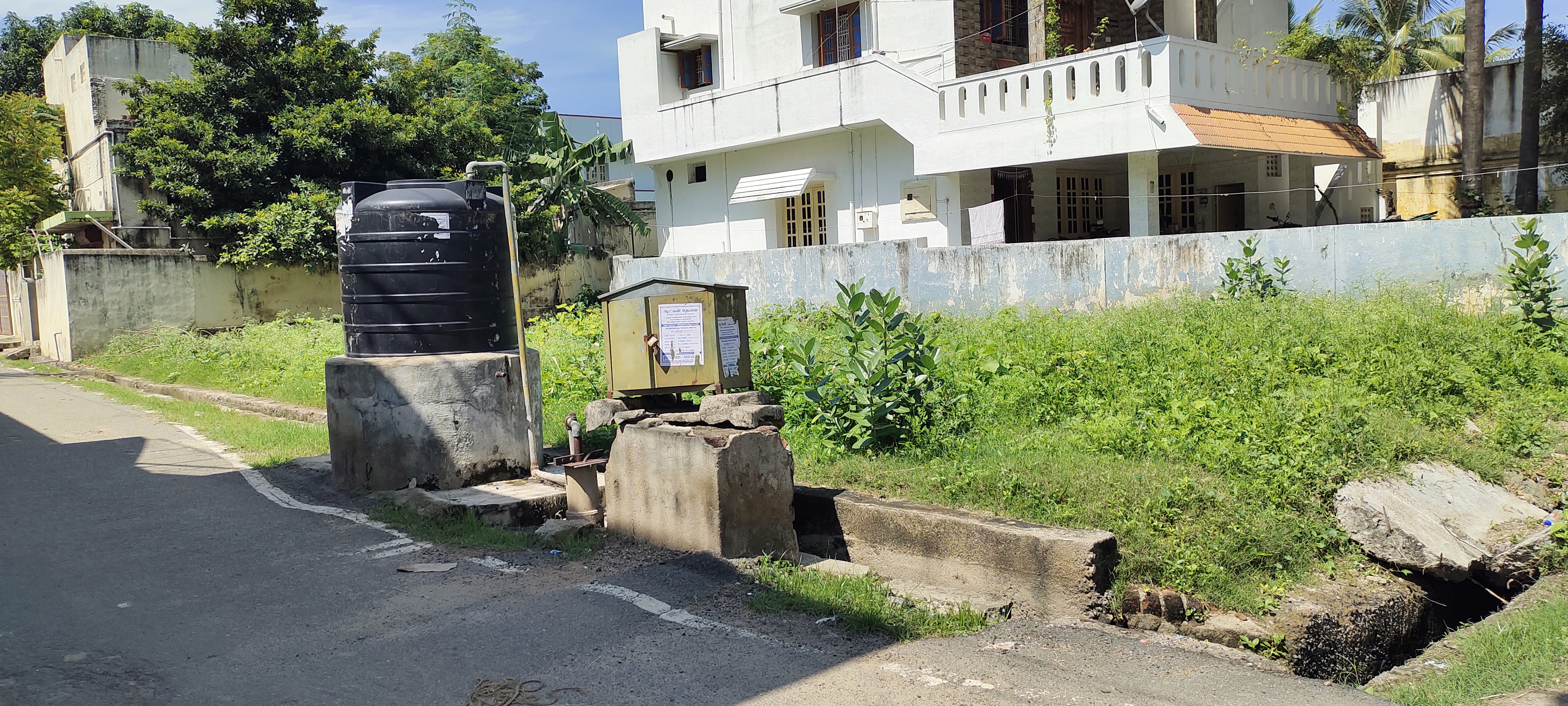 சரிந்து விழும் நிலையில் மீட்டர் பெட்டி சரிந்து விழும் நிலையில் மீட்டர் பெட்டி