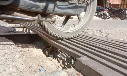 இரும்பு கம்பி பாலத்தால் அச்சம்