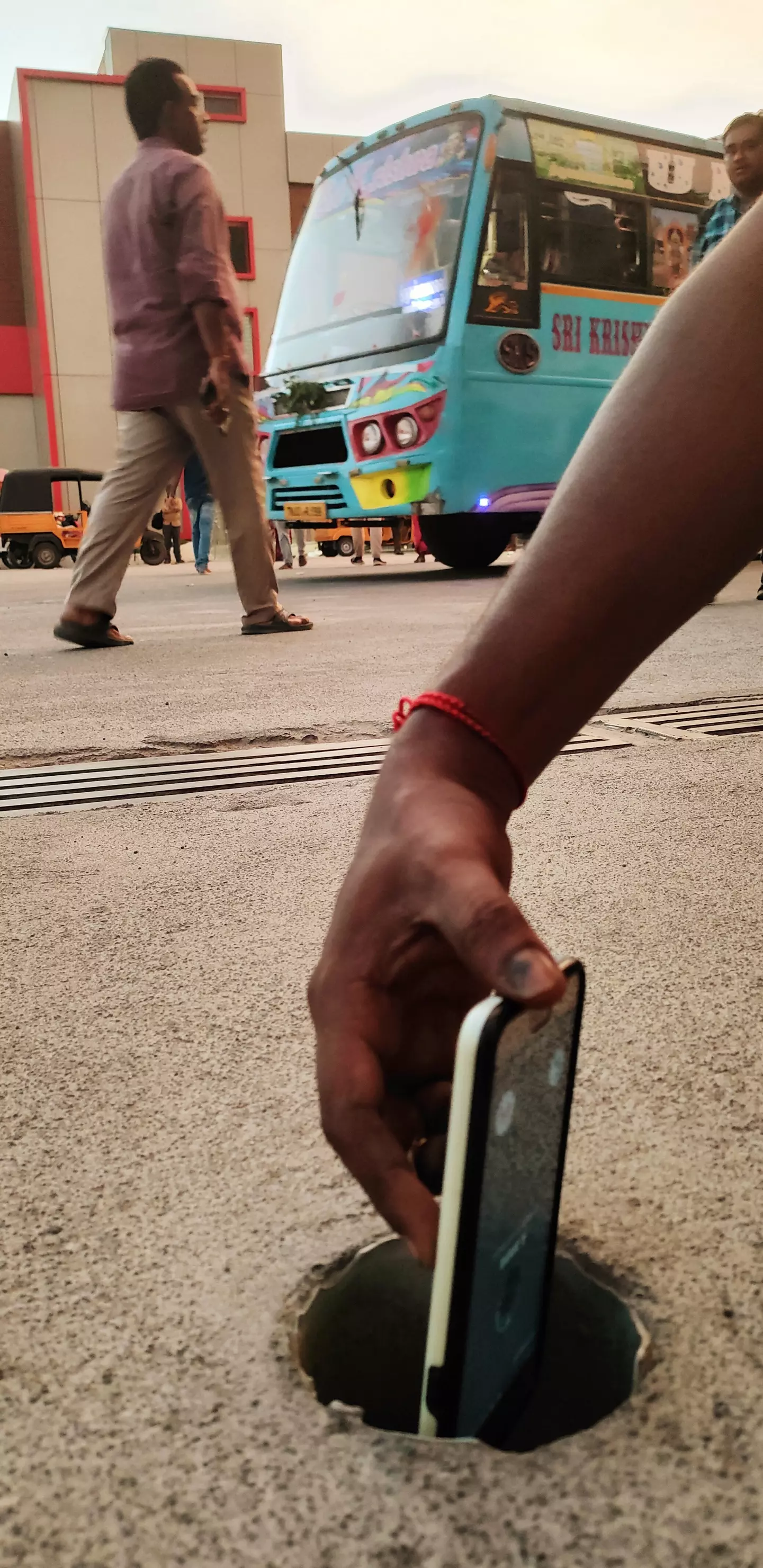 செல்போன் விழும் அளவுக்கு துவாரம்